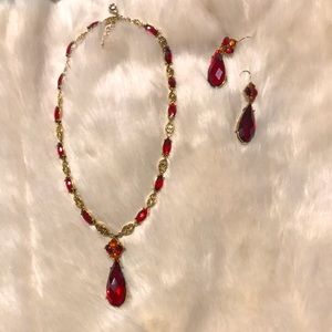 Red stone pear shape drop necklace with matching earrings ❤️